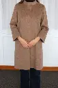 Portrait mode d’un manteau camel en intérieur.webp