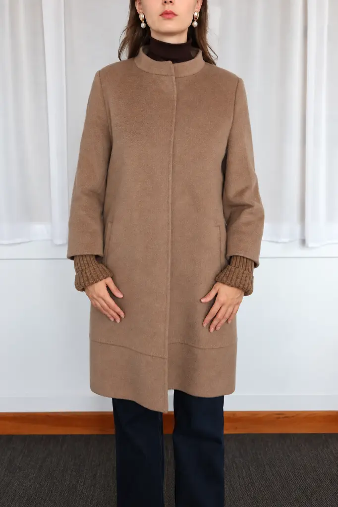 Portrait mode d’un manteau camel élégant.webp