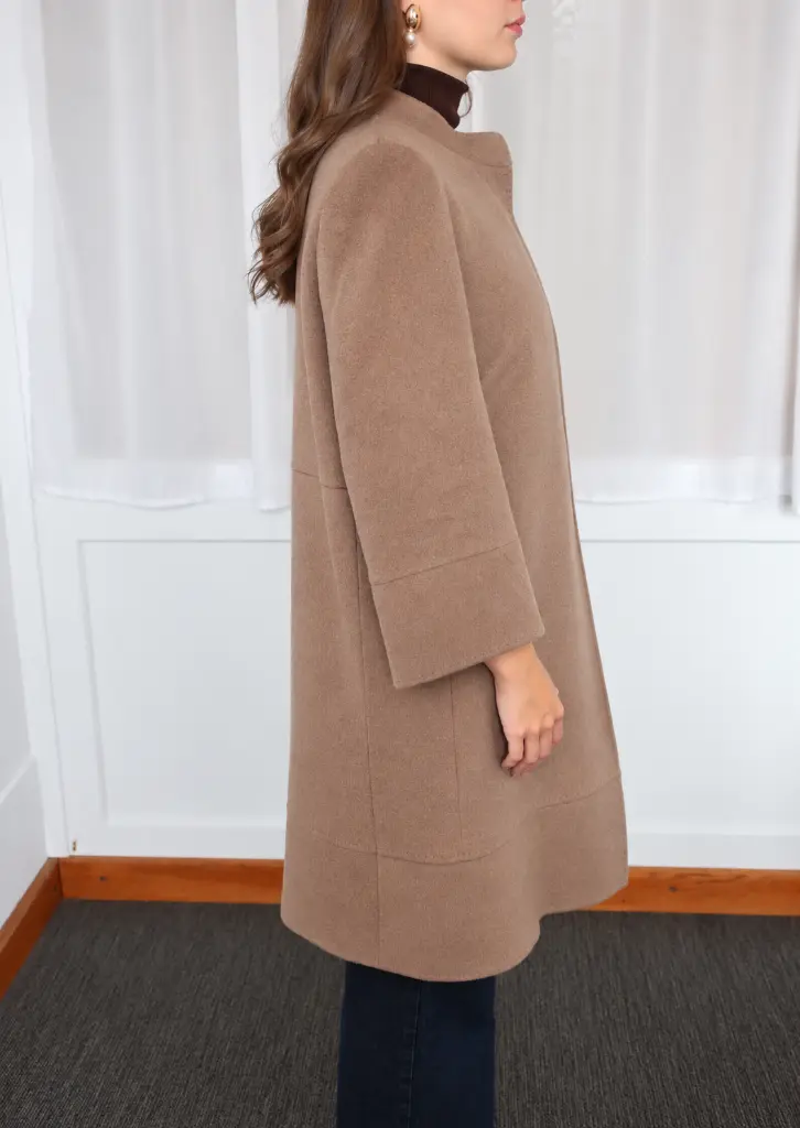 Portrait mode d’un manteau camel élégant (1).webp