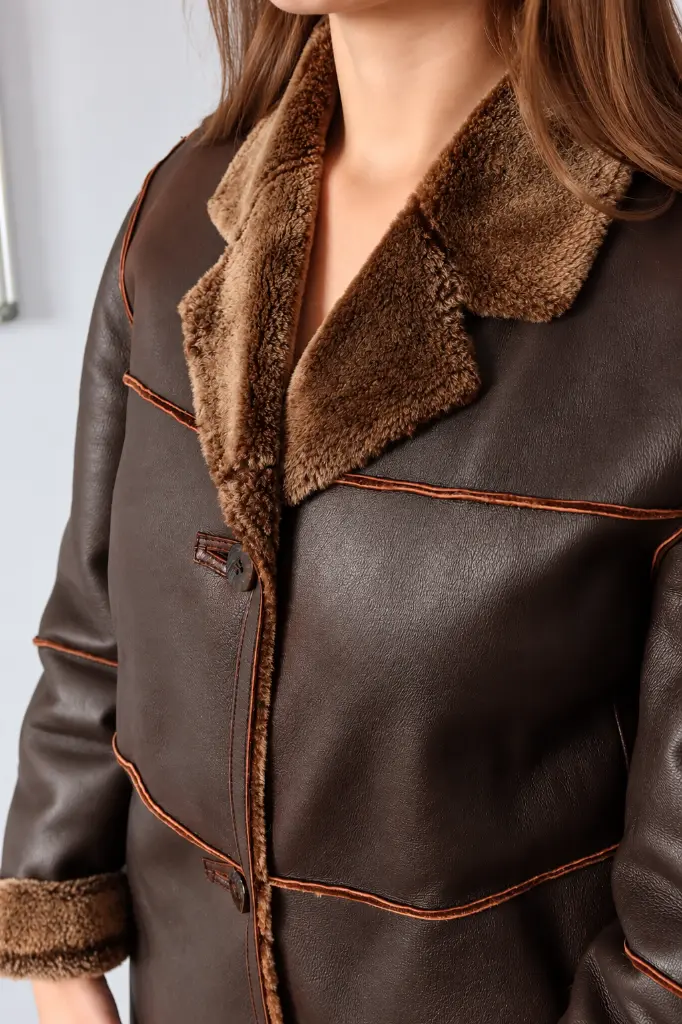 Portrait détaillé d’un manteau shearling brun.webp