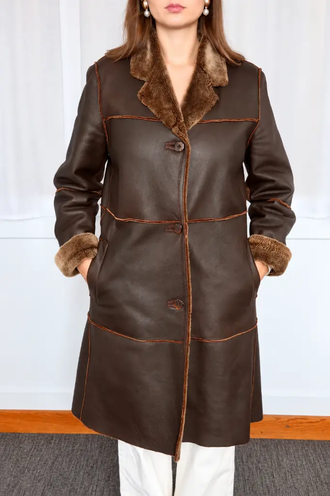 Manteau en cuir brun à col shearling.webp