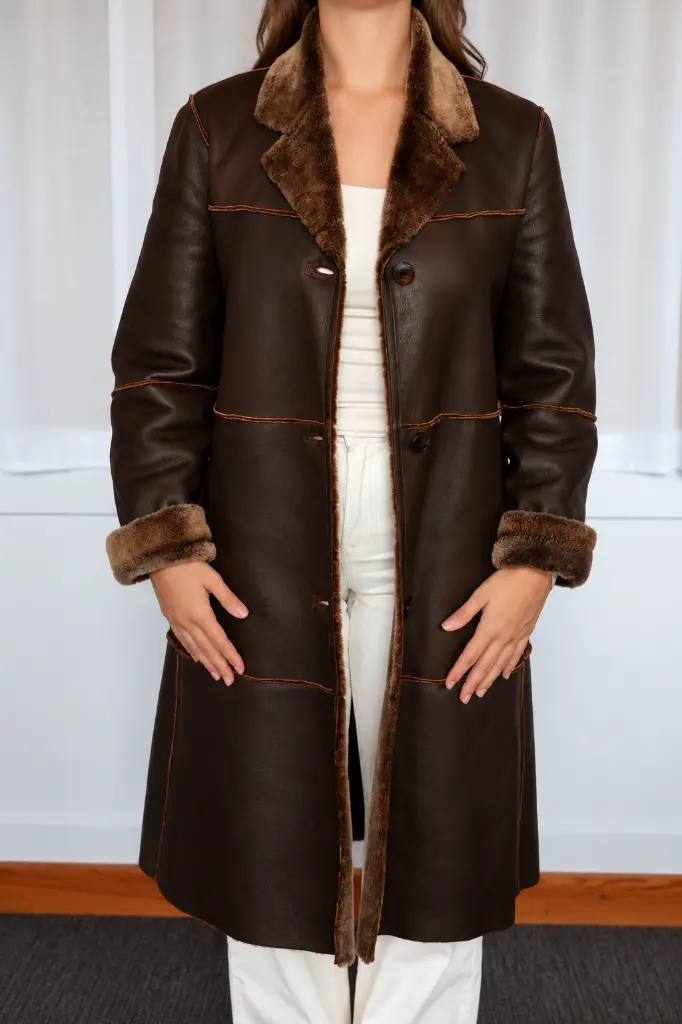 Portrait mode d’un manteau en cuir shearling brun.webp