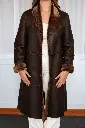 Portrait mode d’un manteau en cuir shearling brun.webp