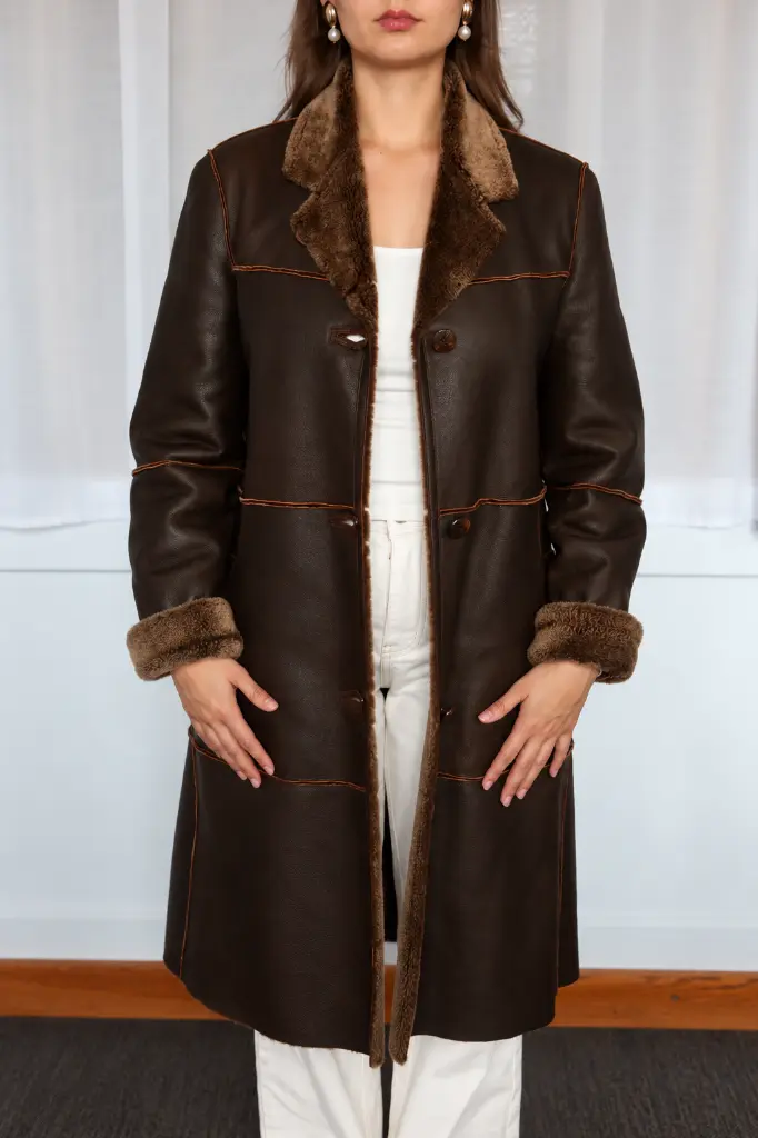 Portrait mode en manteau en cuir brun.webp