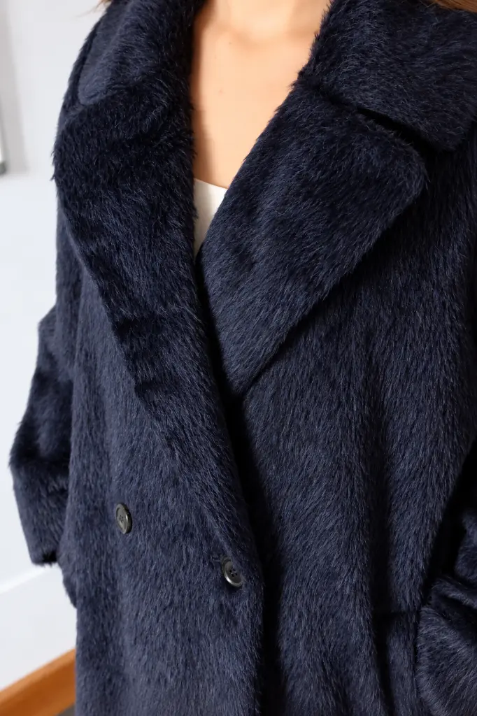 Manteau bleu marine en fausse fourrure.webp
