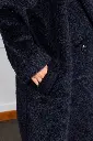 Manteau bleu marine moelleux, main en poche.webp
