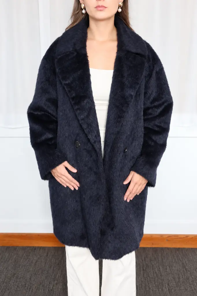Manteau bleu marine et boucles perlées.webp