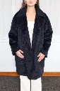 Manteau bleu marine et boucles perlées.webp