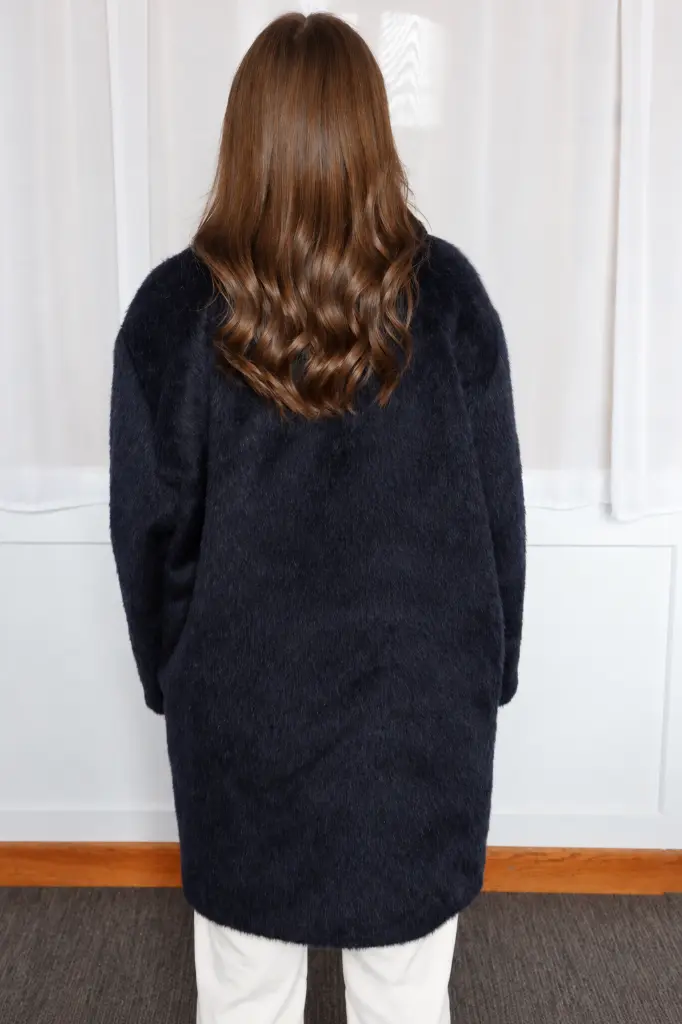 Manteau douillet et cheveux ondulés.webp